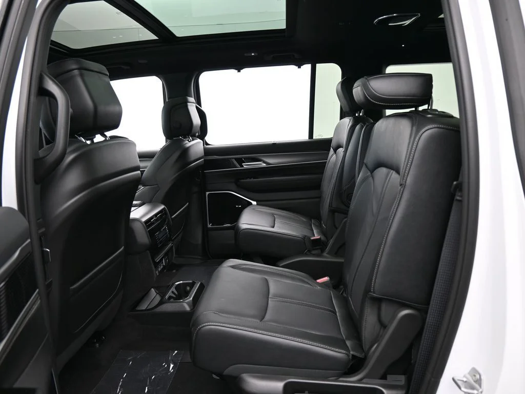 New 2026 Bright White Clear-Coat Exterior Paint Jeep Limited Reserve image 33