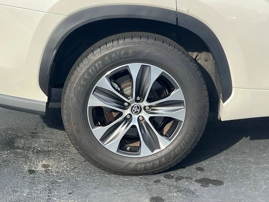 Used 2021 White Toyota XLE image 8