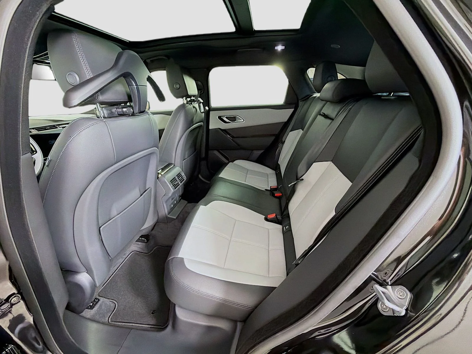 New 2026 Santorini Black Land Rover Dynamic SE image 27
