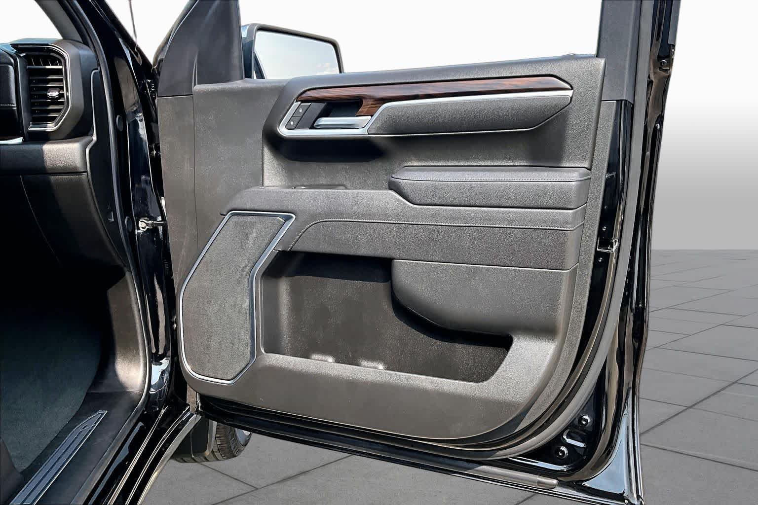 Used 2025 Onyx Black GMC SLT image 23