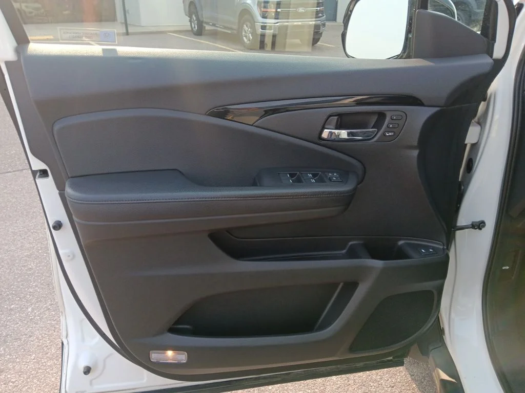 Used 2017 White Diamond Pearl Honda Touring image 14