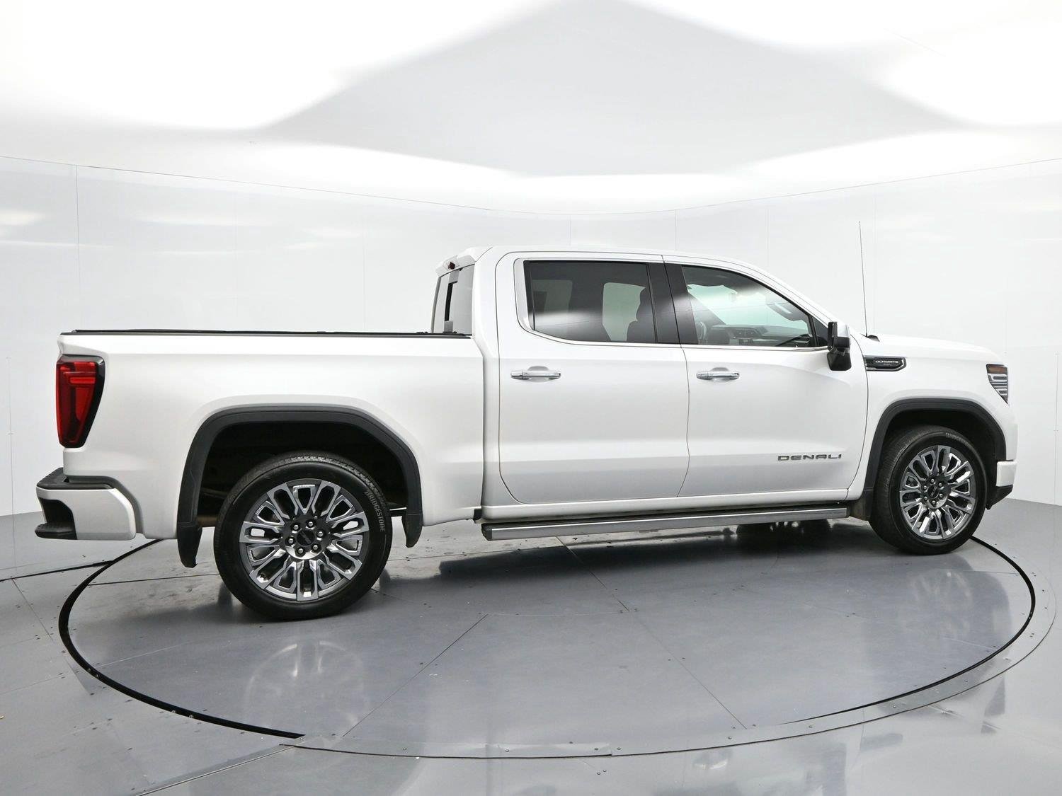 Used 2025 White Frost Tricoat GMC Denali Ultimate image 8
