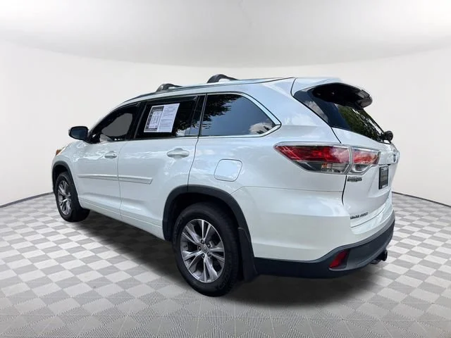 Used 2015 White Toyota XLE V6 image 7