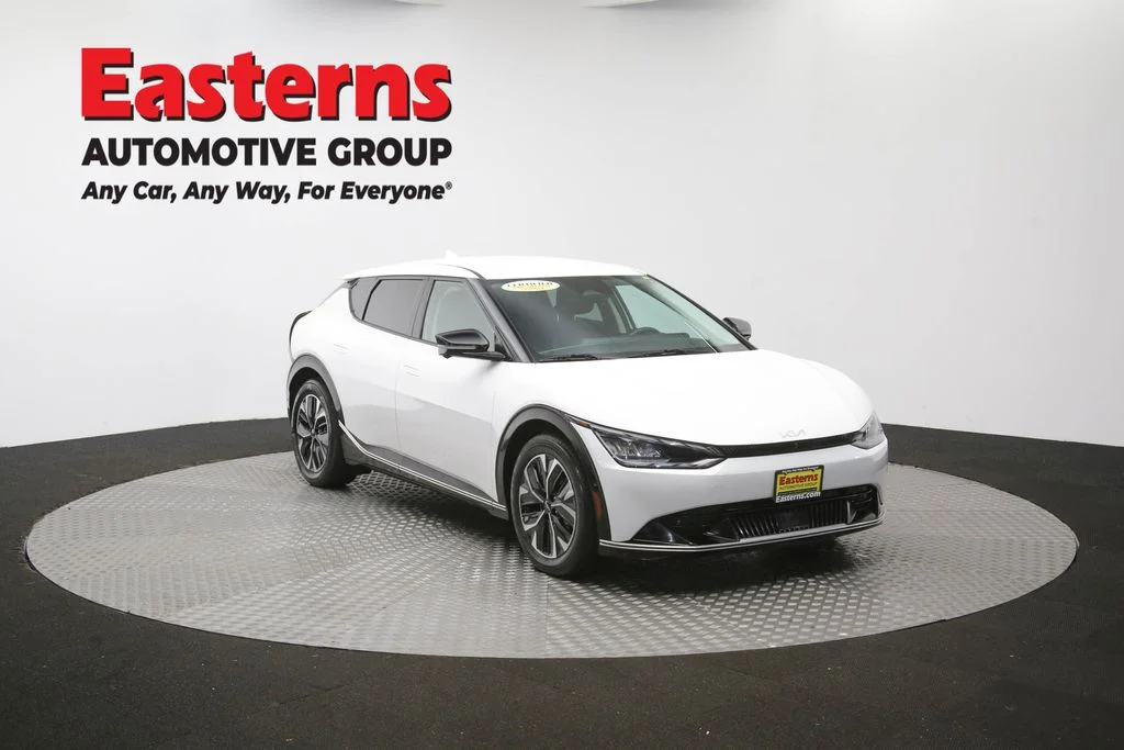 Used 2024 White Kia Wind image 52