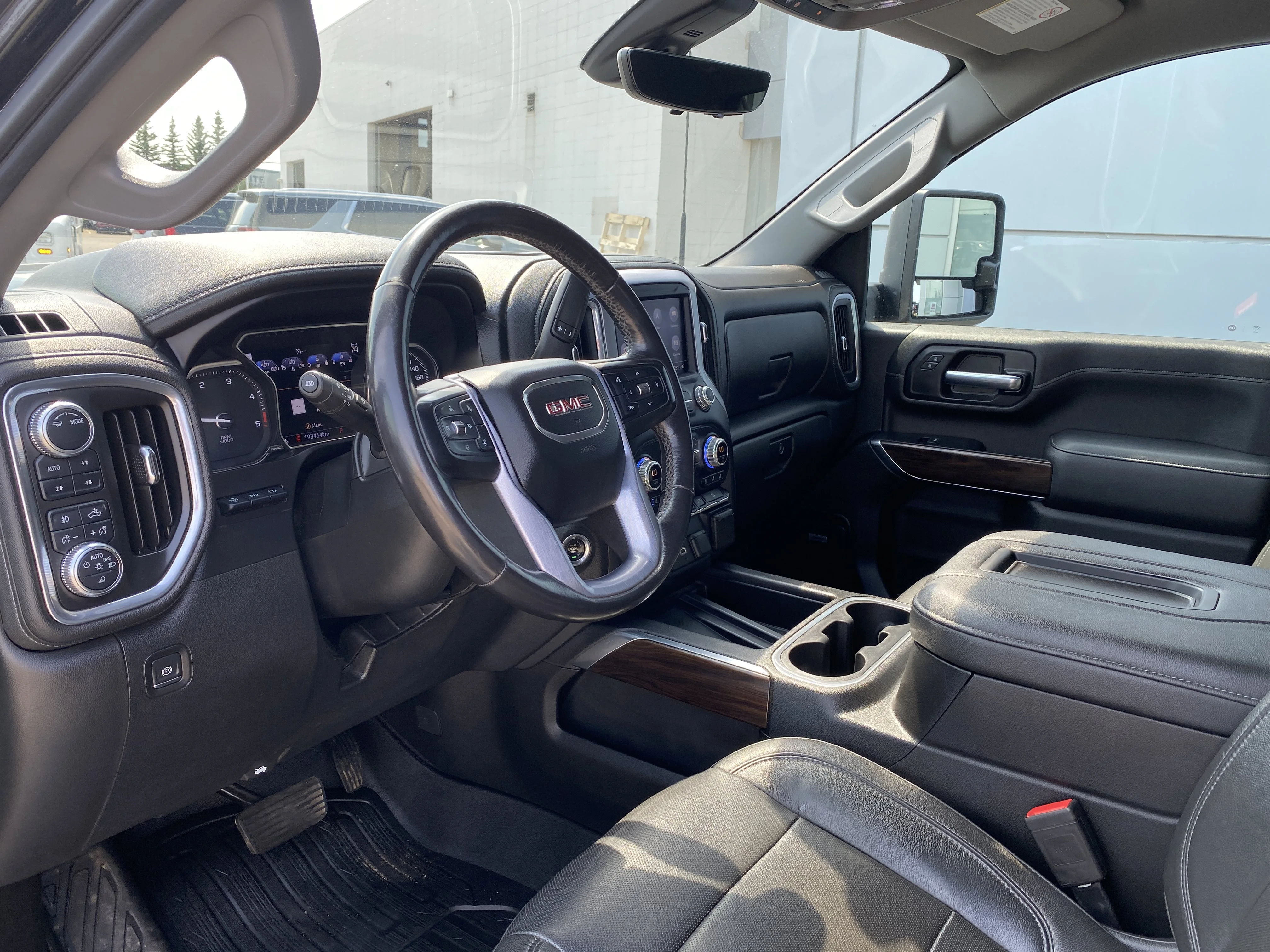 Used 2020 Black GMC Crew Cab SLT image 9