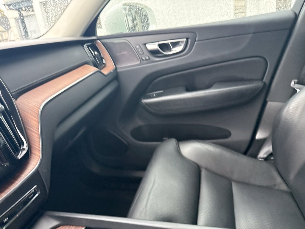 Used 2019  Volvo T5 Inscription image 16