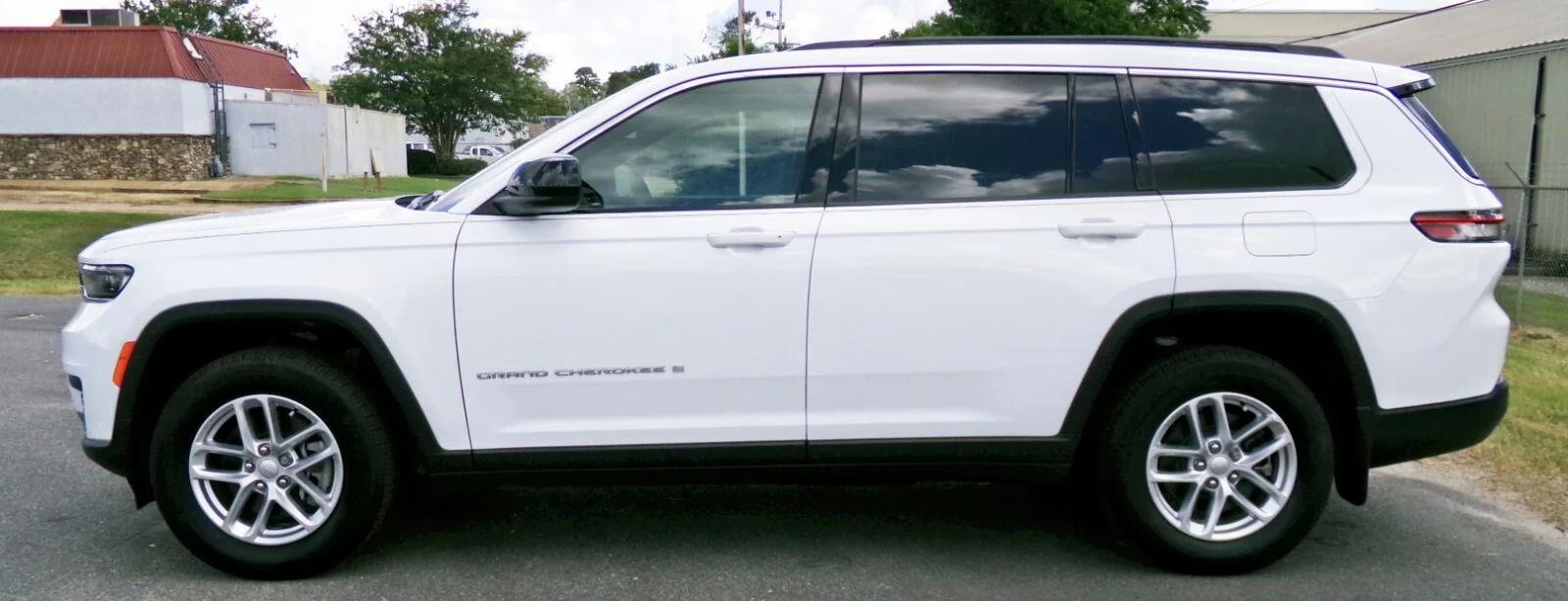 Used 2025 Bright White Clearcoat Jeep Laredo image 2