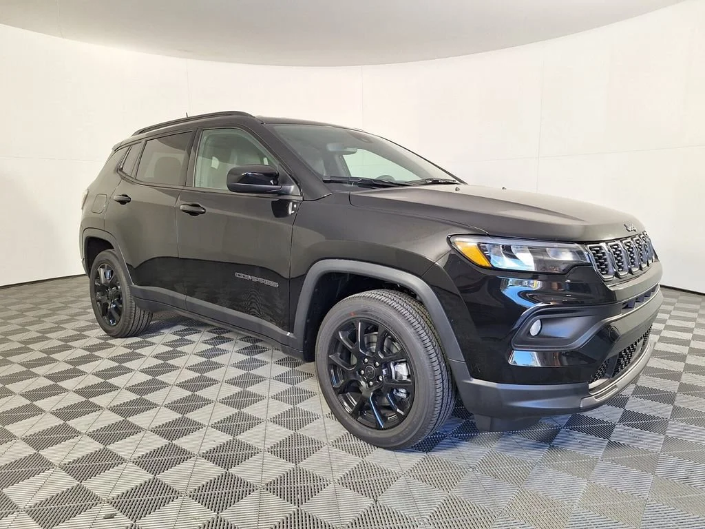 New 2026 Diamond Black Crystal Pearl-Coat Exterior Paint Jeep Latitude Altitude image 25