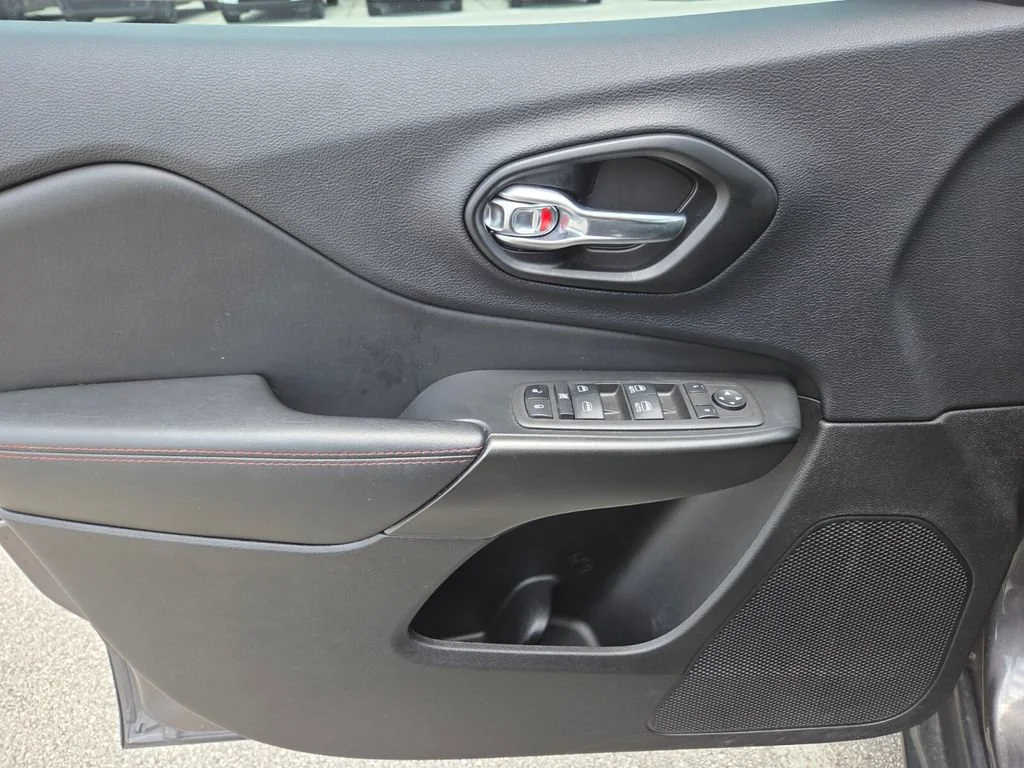 Used 2022 Granite Crystal Metallic Clearcoat Jeep Trailhawk image 30