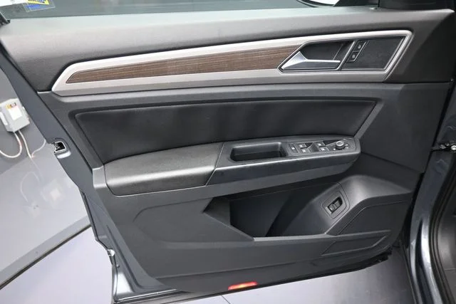 Used 2019 Gray Volkswagen 3.6L V6 SE image 9