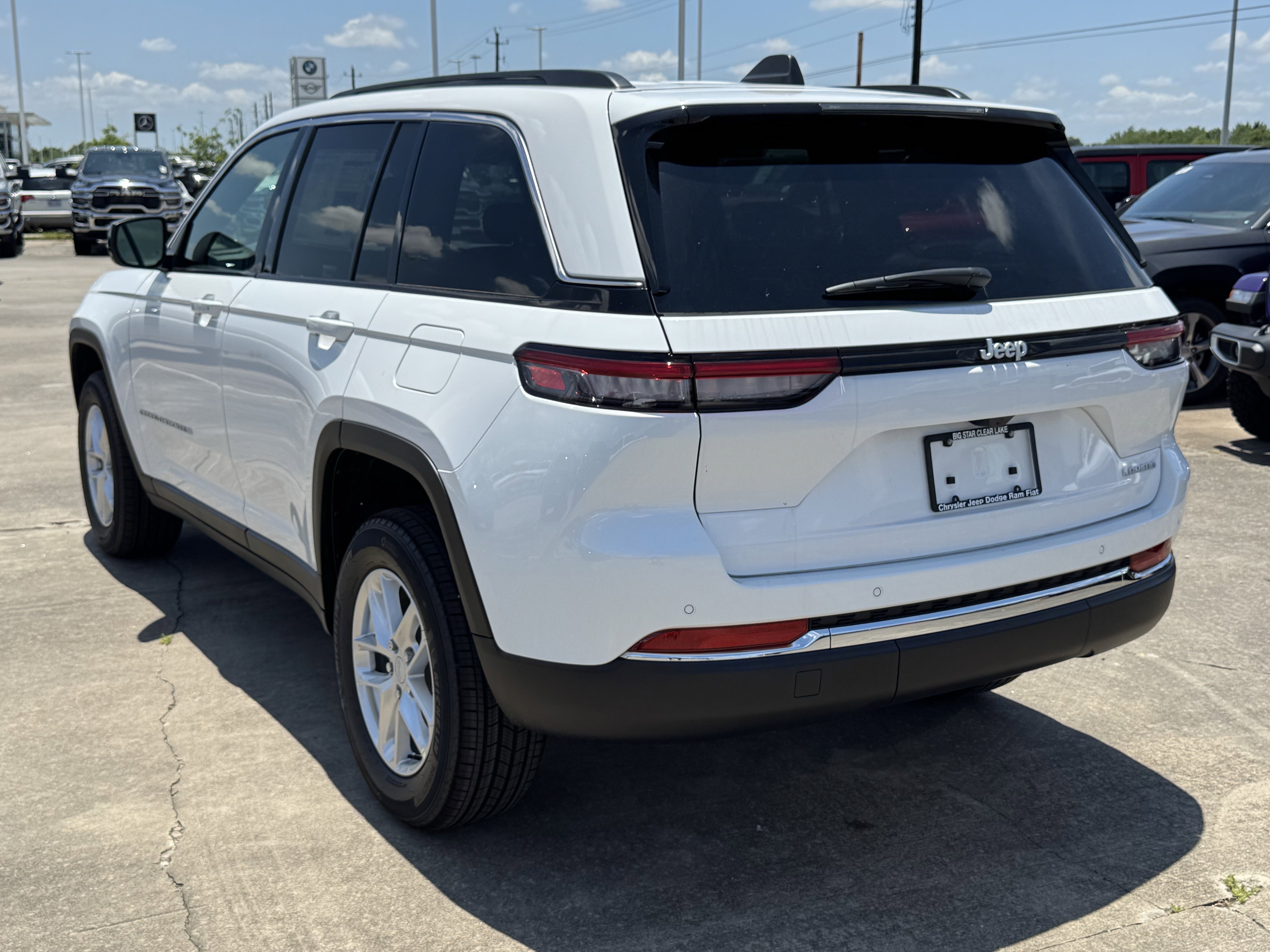 New 2026 Bright White Clear-Coat Exterior Paint Jeep Laredo image 7