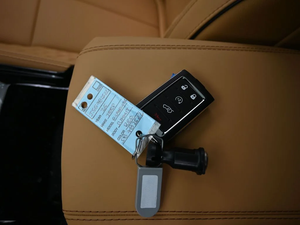 New 2025 Velvet Red Pearlcoat Jeep Summit image 22