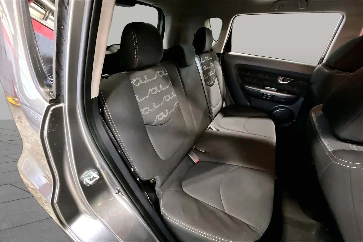 Used 2012 Titanium Pearl Metallic Kia + image 19