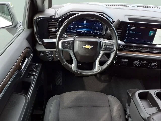 Used 2024 Summit White Chevrolet LT image 4