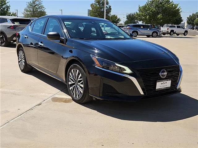 Used 2025 Super Black Nissan SV image 3
