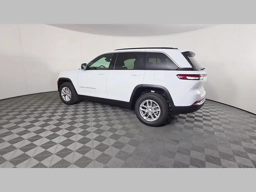 New 2026 Bright White Clear-Coat Exterior Paint Jeep Laredo X image 32
