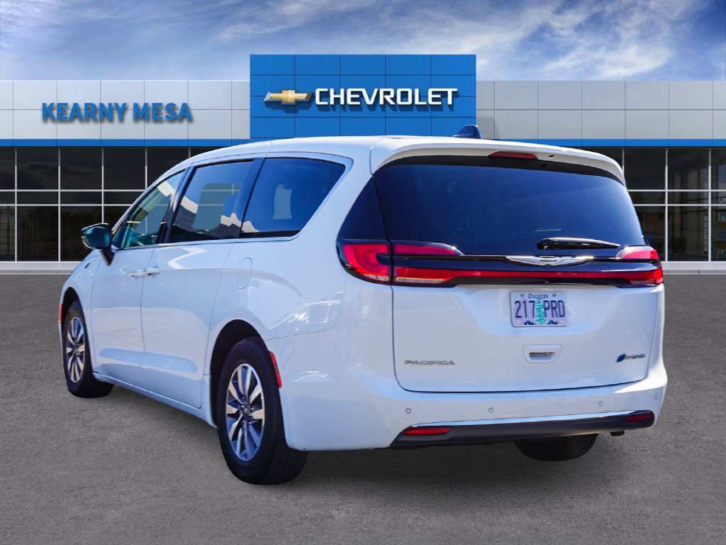Used 2024 White Chrysler Select image 4