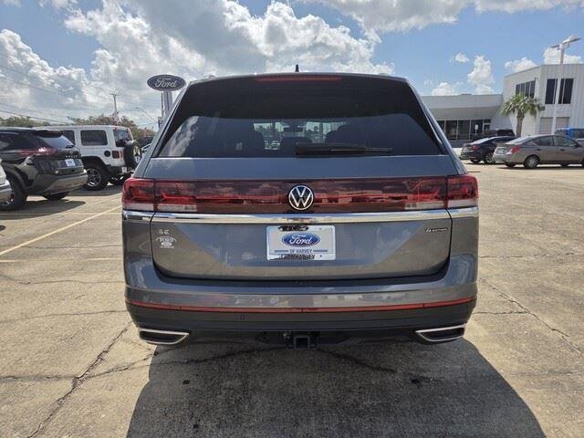 Used 2025 Deep Black Pearl Volkswagen 2.0T SE w/Technology image 4
