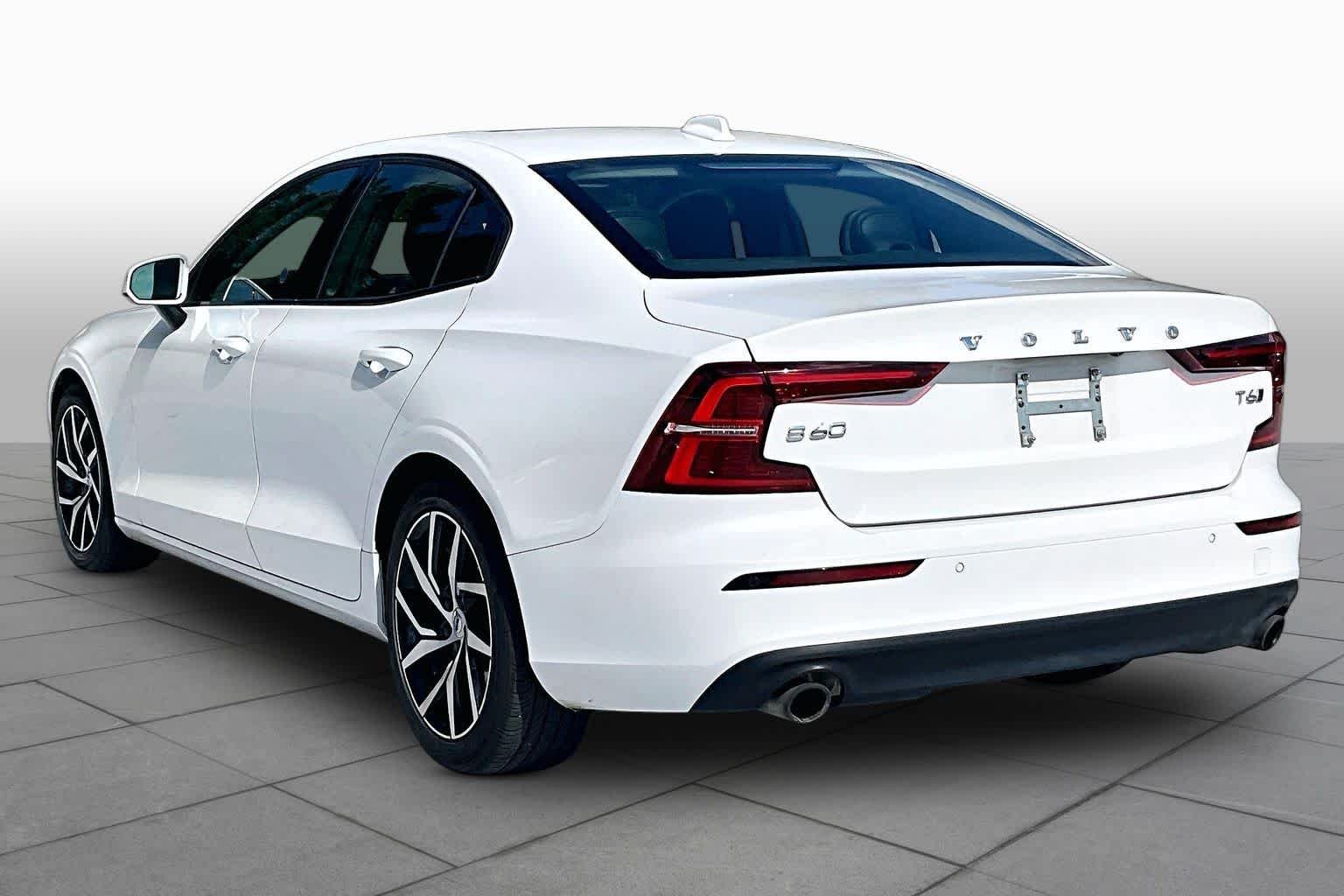 Used 2020 Crystal White Pearl Metallic Volvo Momentum image 12