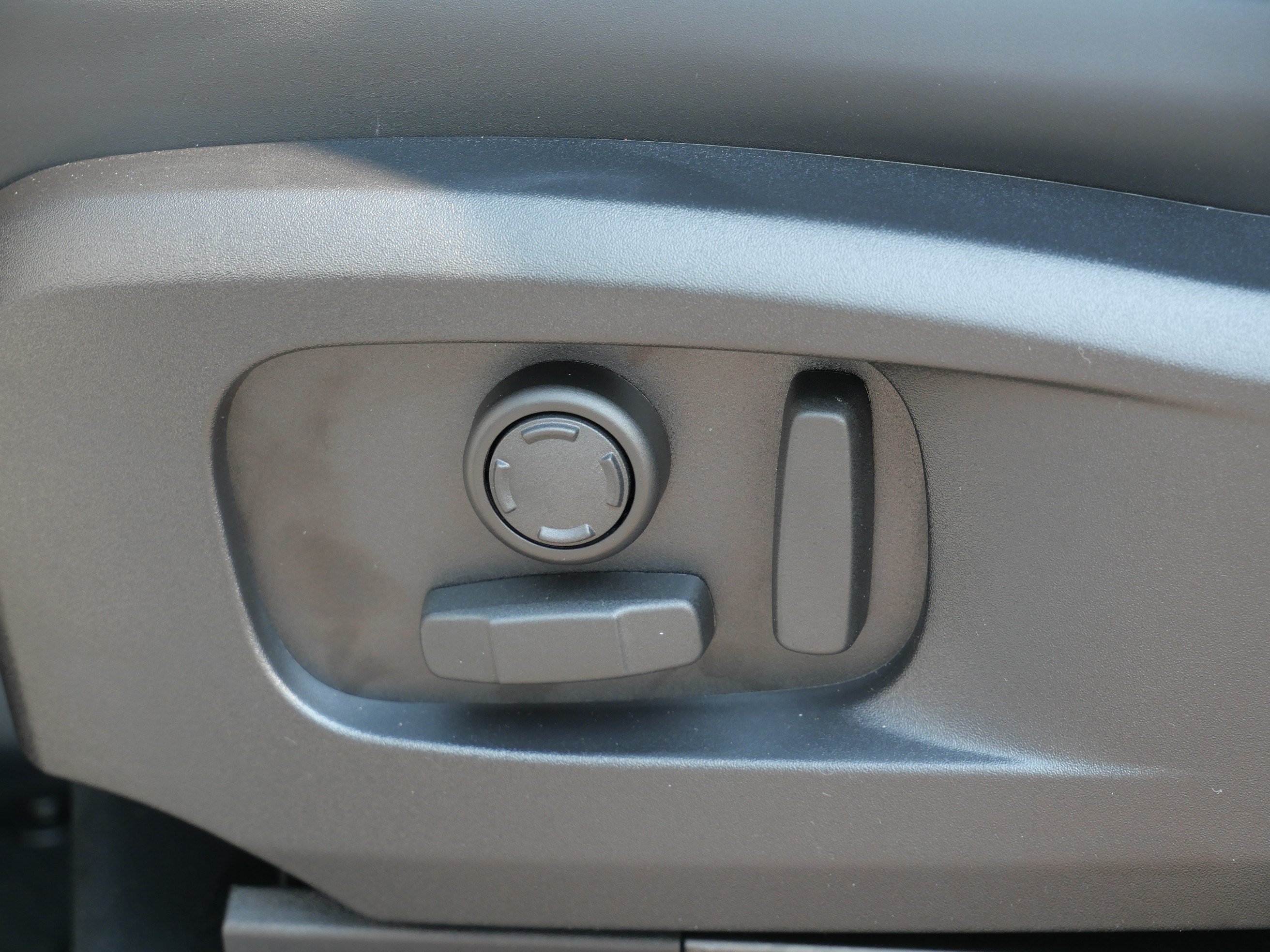 New 2026 Fuji White Land Rover X-Dynamic SE image 5