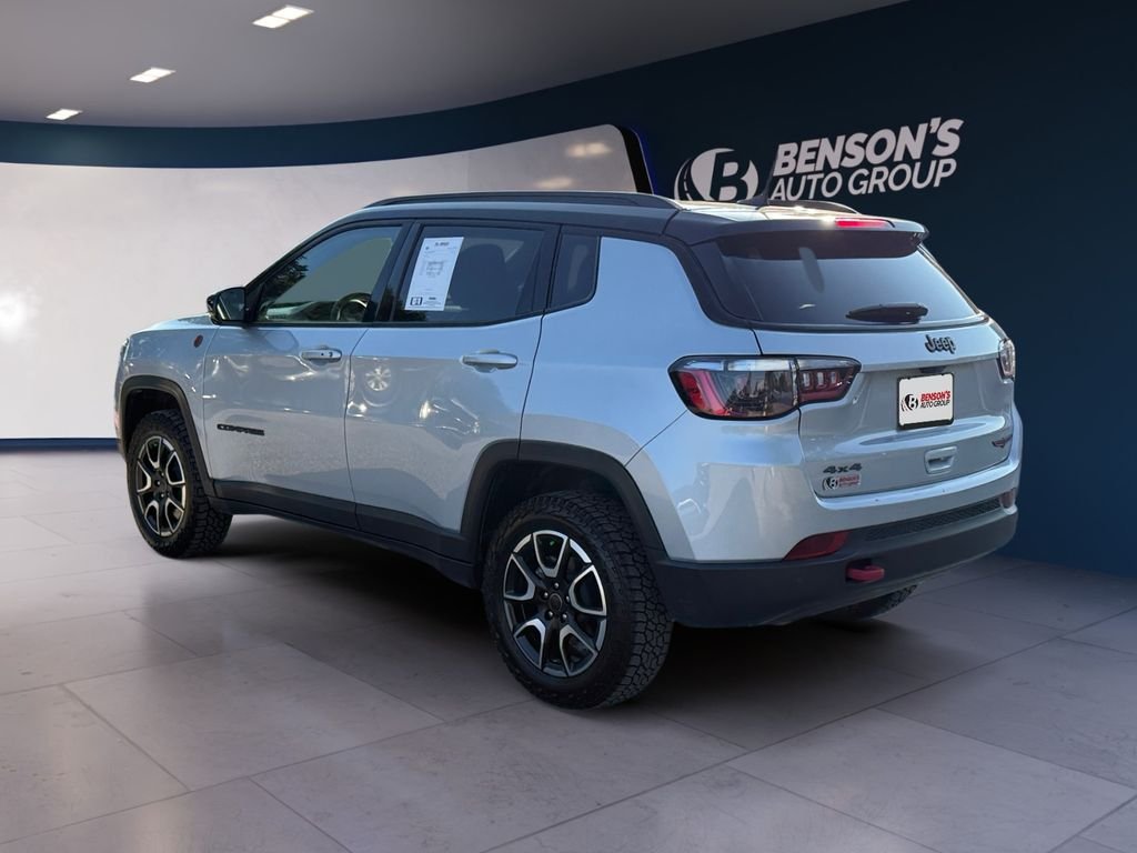 Used 2025 Silver Jeep Trailhawk image 3