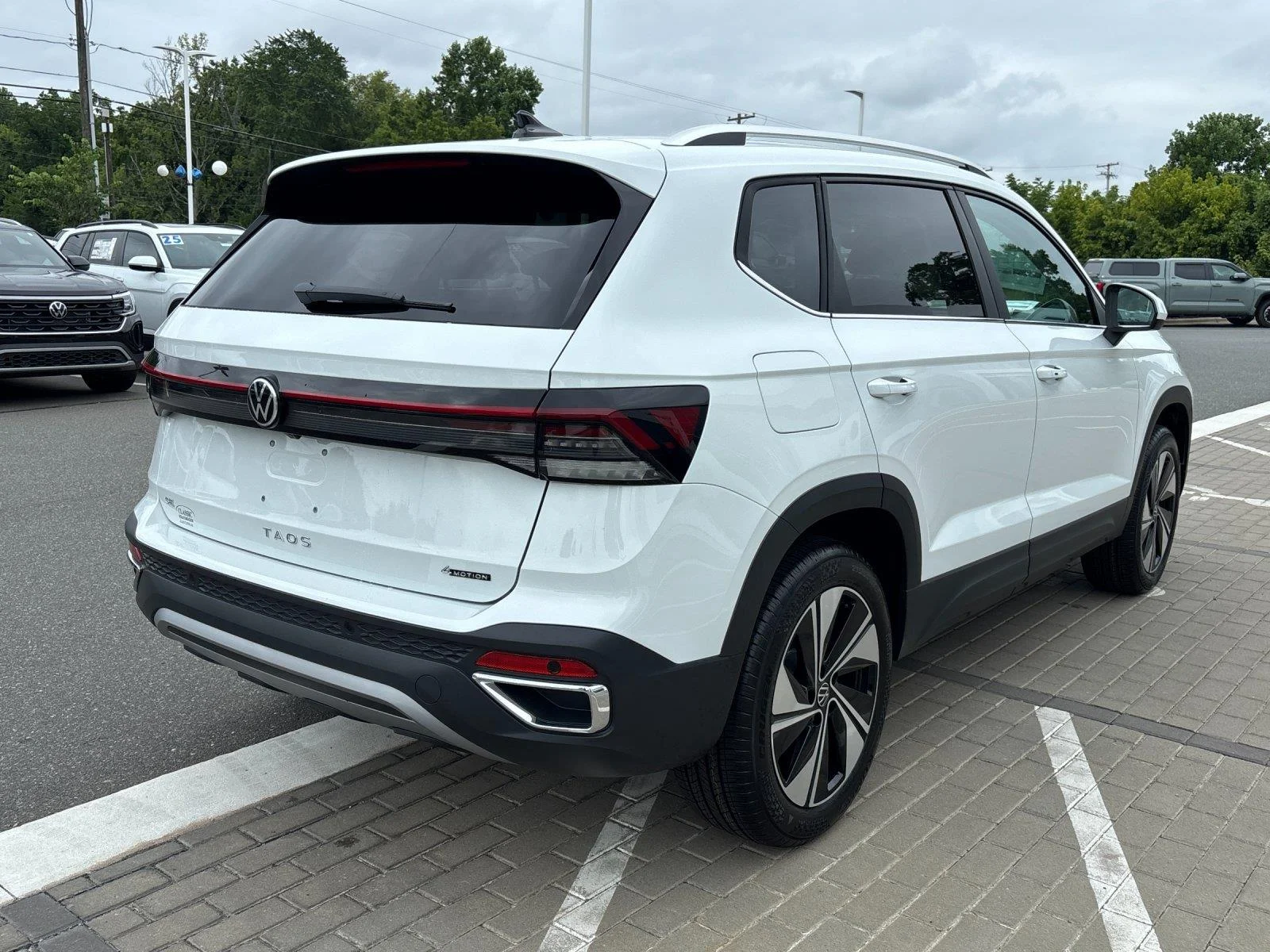 New 2026 Pure White Volkswagen SE image 5