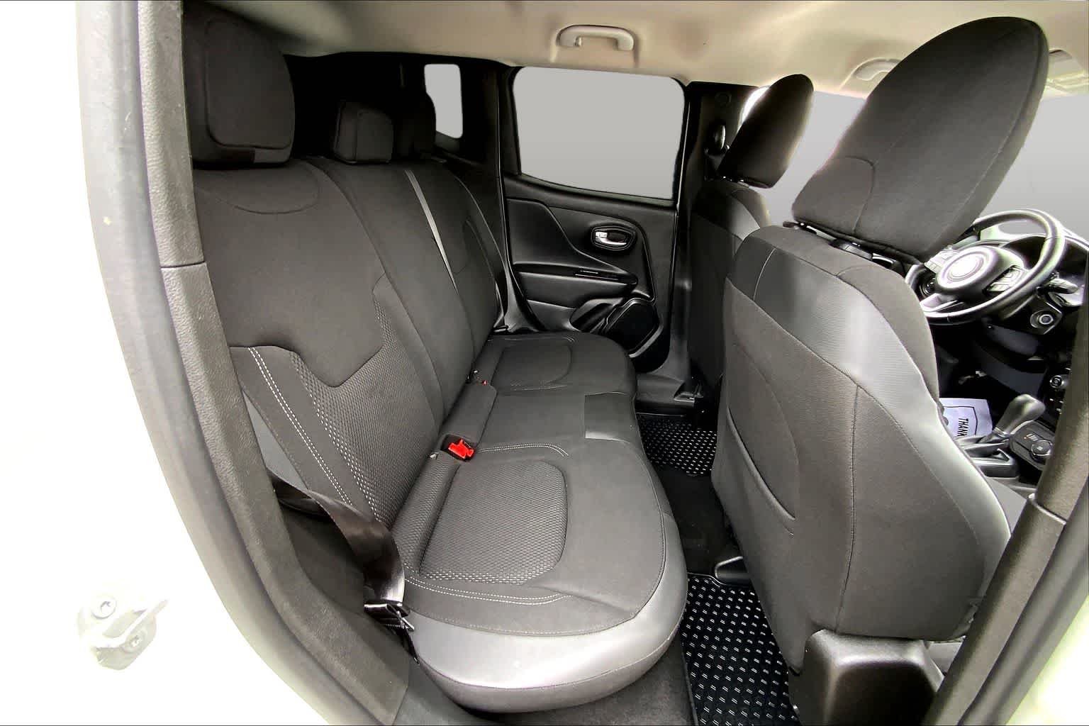 Used 2023 Alpine White Clearcoat Jeep Altitude image 18