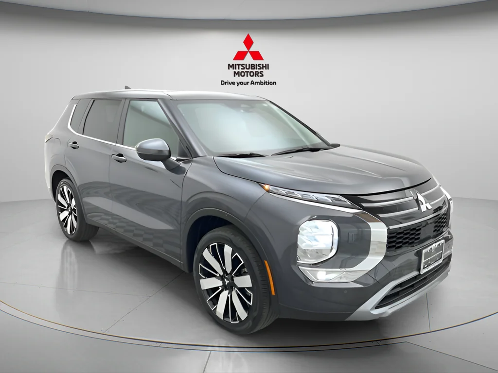 Used 2025 Moonstone Gray Metallic/Black Roof Mitsubishi SE image 3