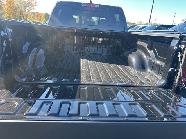 New 2026 Diamond Black Crystal Pearl-Coat Exterior Paint RAM Laramie image 33
