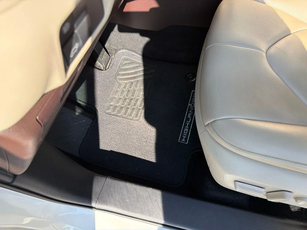 Used 2020 White Toyota XLE image 10