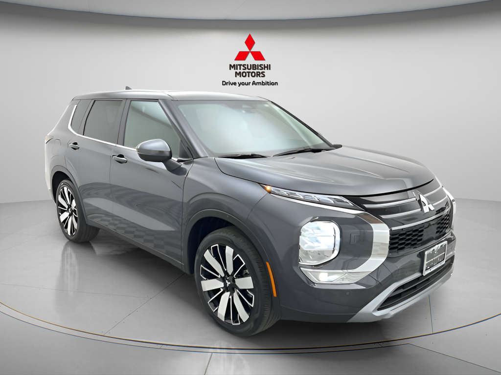 Used 2025 Moonstone Gray Metallic/Black Roof Mitsubishi SE image 3