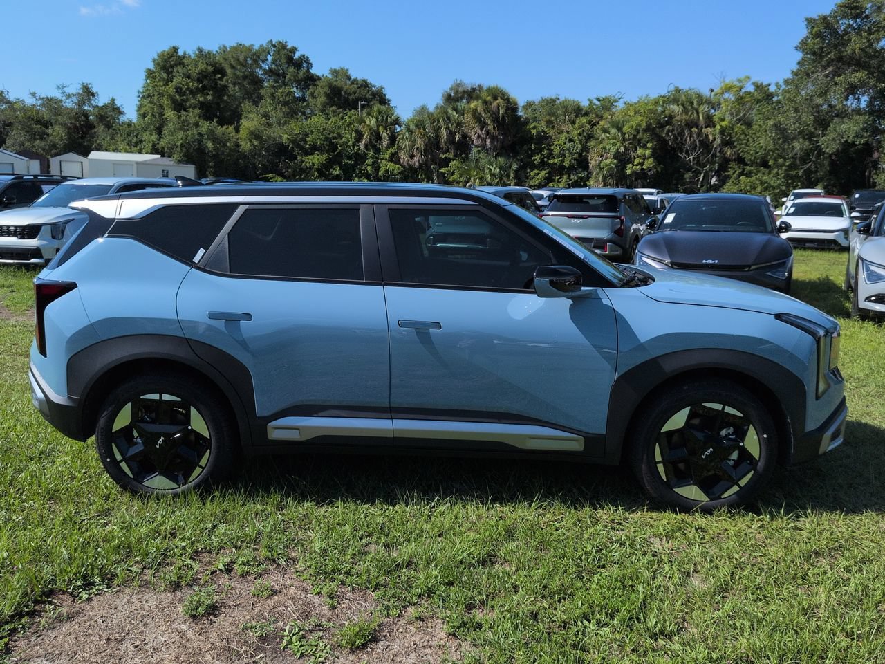 New 2027 Frost Blue / Black Roof Kia S image 9