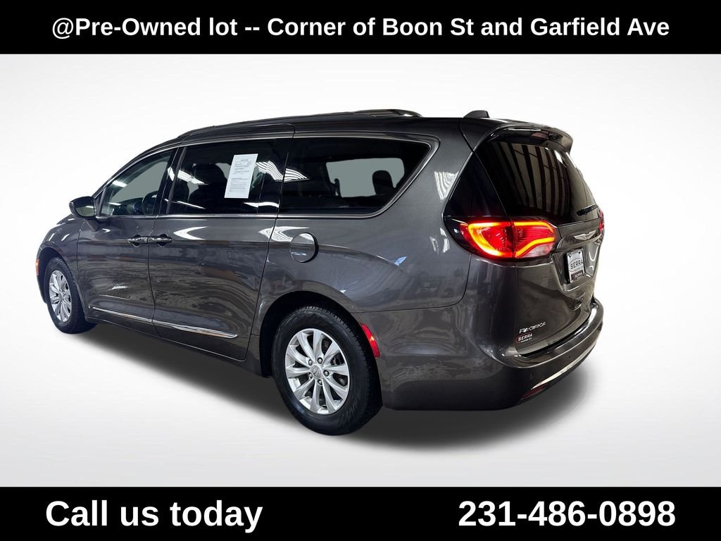 Used 2018 Gray Chrysler Touring L image 3