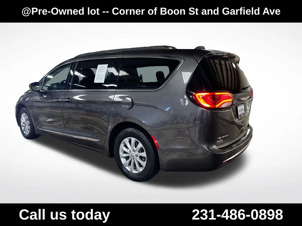 Used 2018 Gray Chrysler Touring L image 3