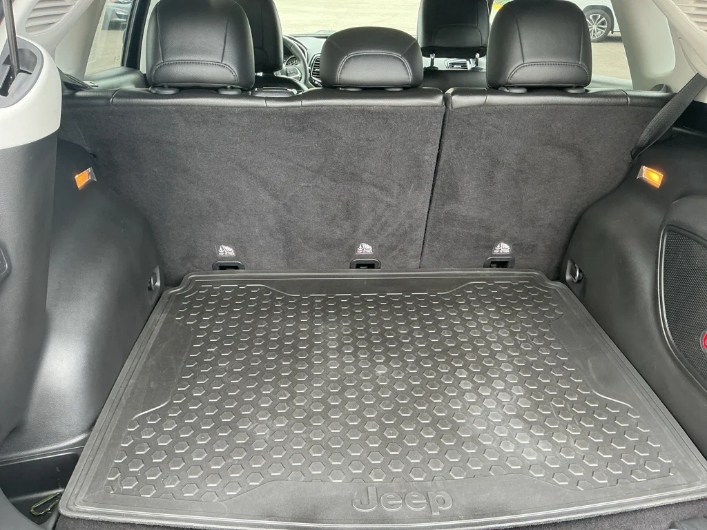 Used 2018 Diamond Black Crystal Pearlcoat Jeep Limited image 16