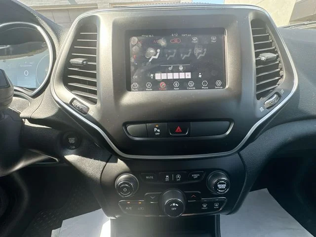Used 2020 Silver Jeep Latitude Plus image 20