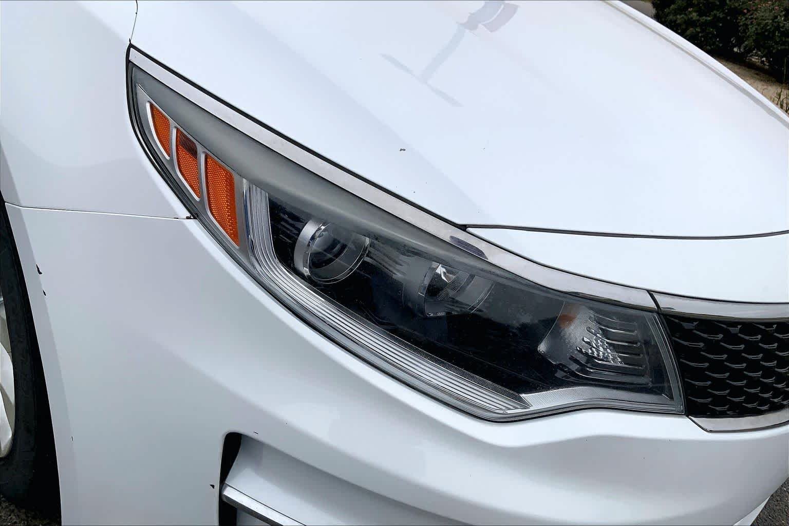 Used 2018 Snow White Pearl Kia LX image 27