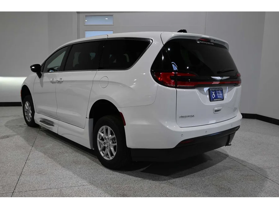 2024 Chrysler Pacifica Touring - Photo 8