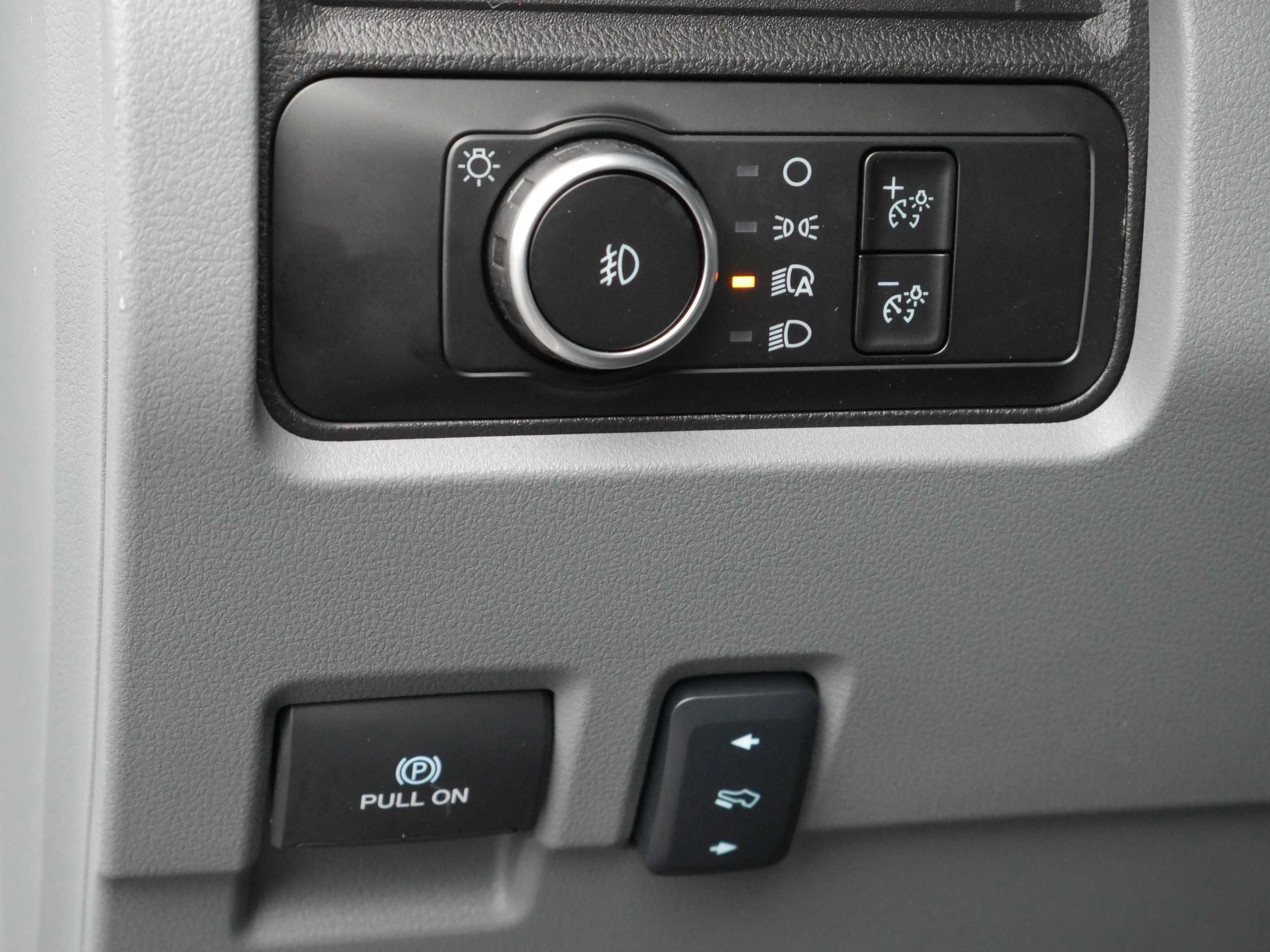 New 2026 Oxford White Ford F-550® XLT image 5