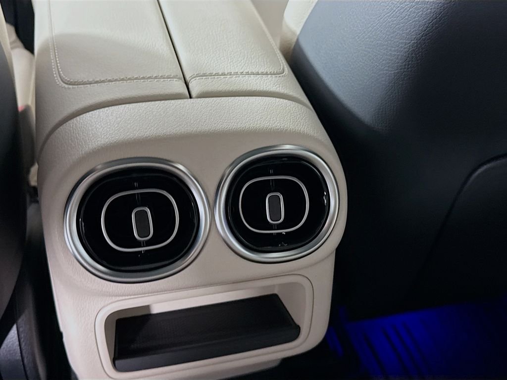 Used 2025 Red Mercedes-Benz GLC 300 image 27