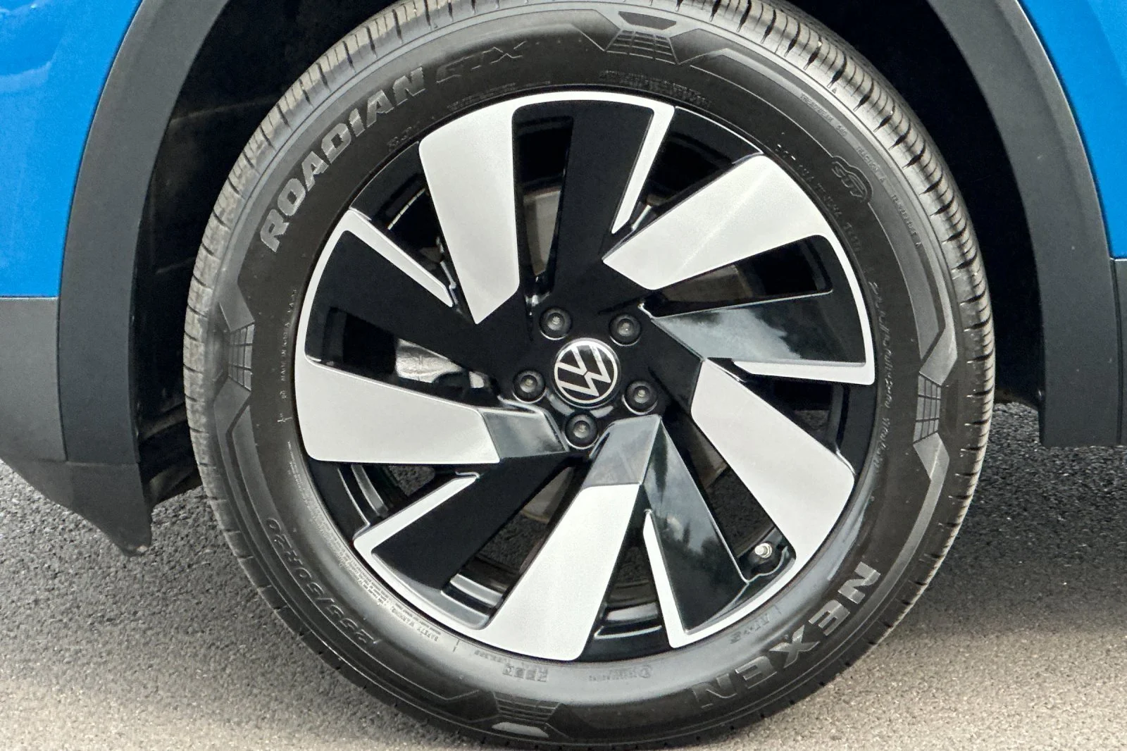 Used 2026  Volkswagen SE w/Technology image 32