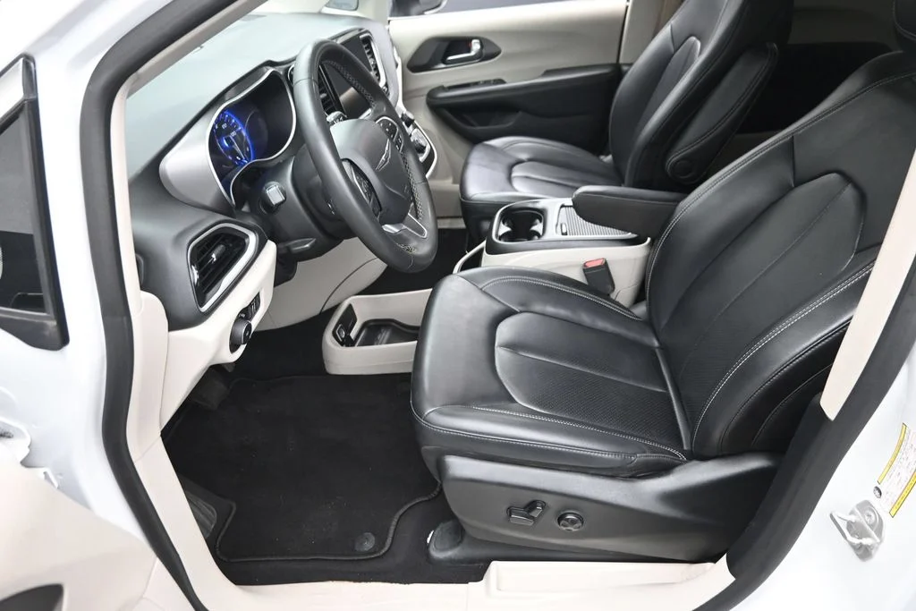 Used 2023 White Chrysler Touring L image 20