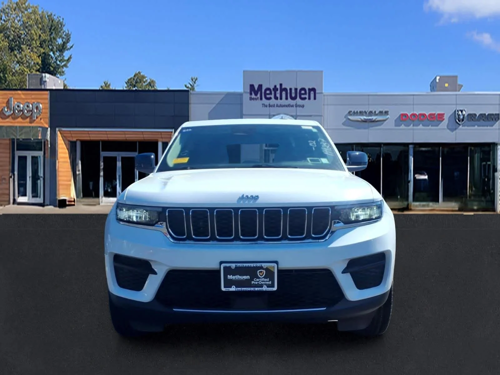 Used 2023 Bright White Clearcoat Jeep Laredo image 8