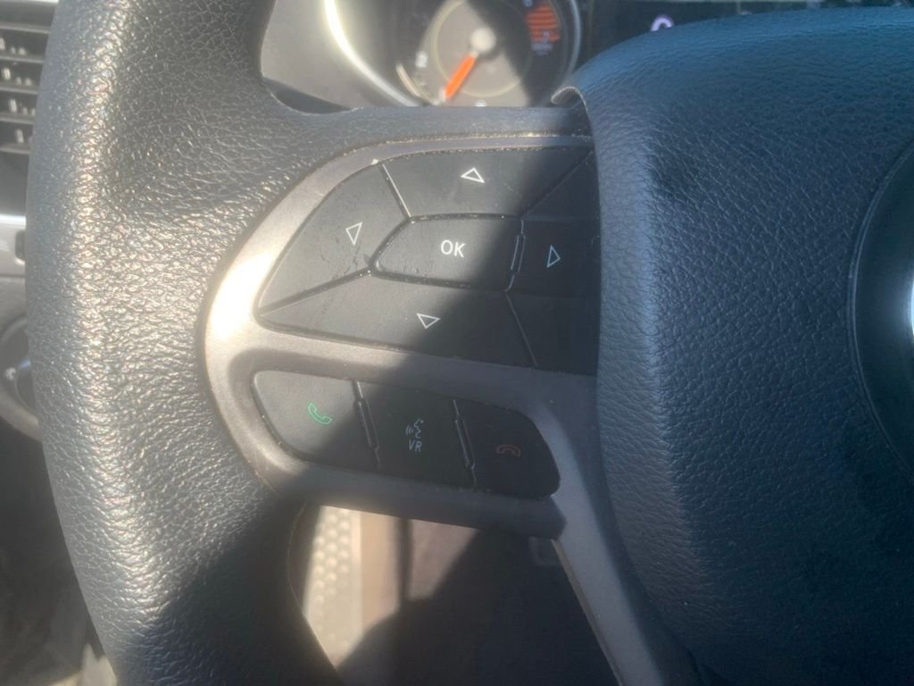 Used 2019 Diamond Black Crystal Pearlcoat Jeep Latitude image 11