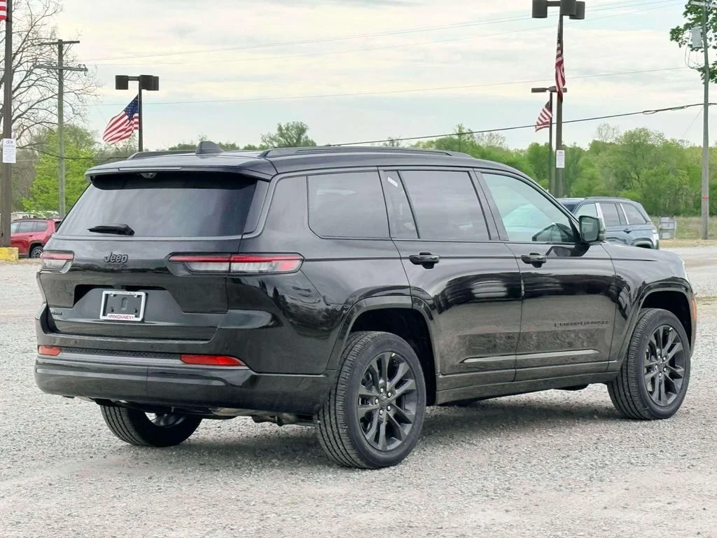 New 2026 Diamond Black Crystal Pearl-Coat Exterior Paint Jeep Limited image 7