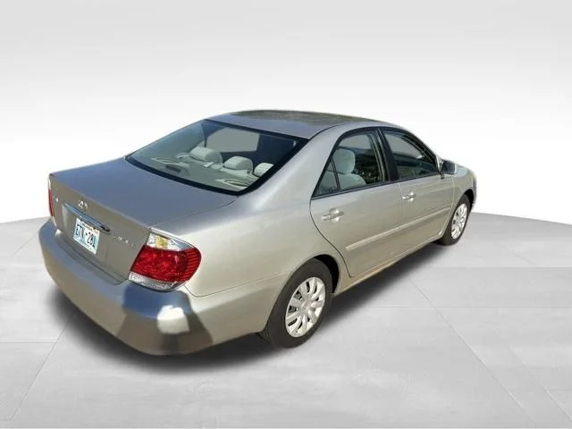 Used 2006 Silver Toyota LE image 3