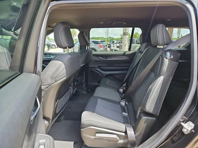 New 2026 Diamond Black Crystal Pearl-Coat Exterior Paint Jeep Laredo image 12