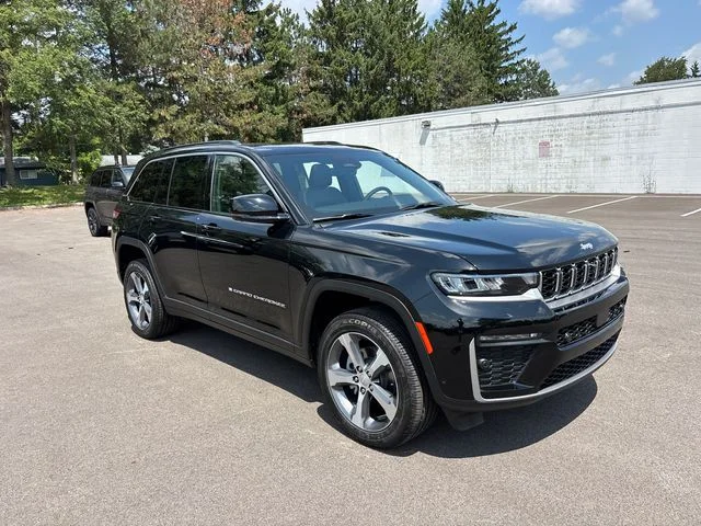 New 2026 Diamond Black Crystal Pearl-Coat Exterior Paint Jeep Limited image 2