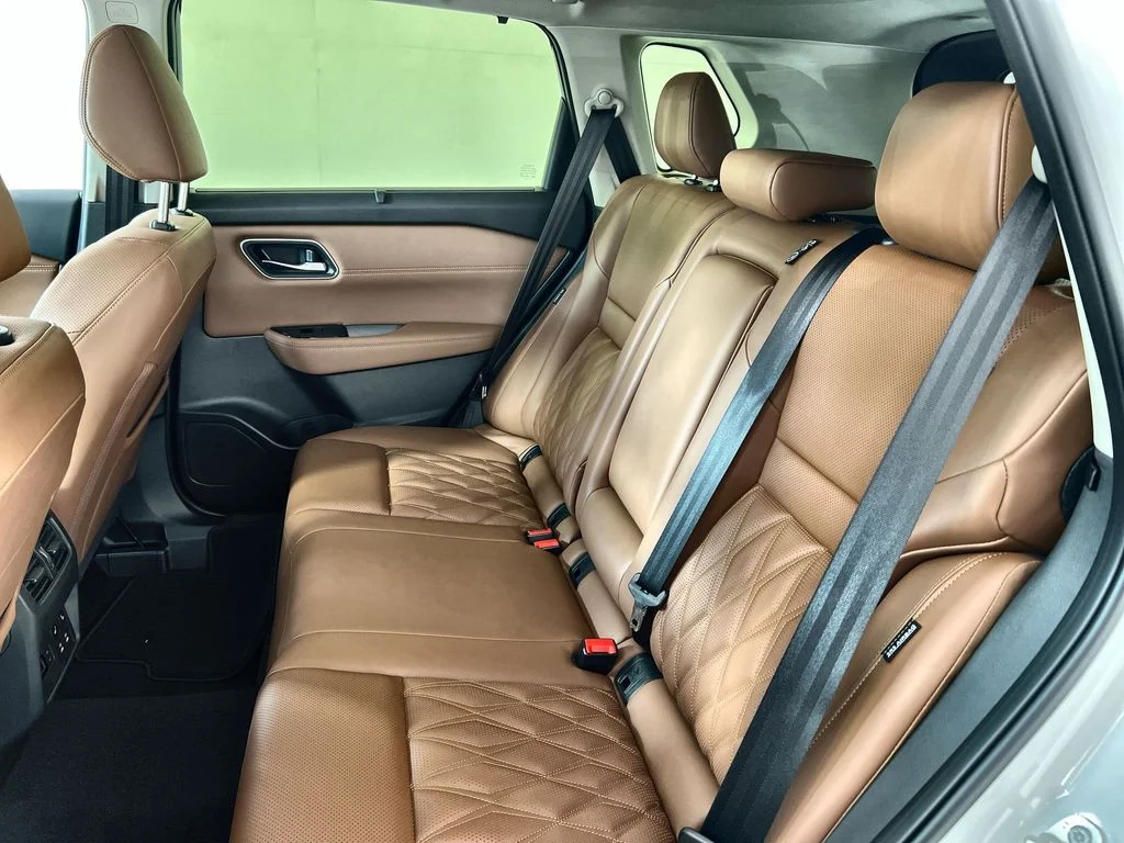 New 2026 Everest White Pearl TriCoat / Super Black Two-tone Nissan Platinum image 25