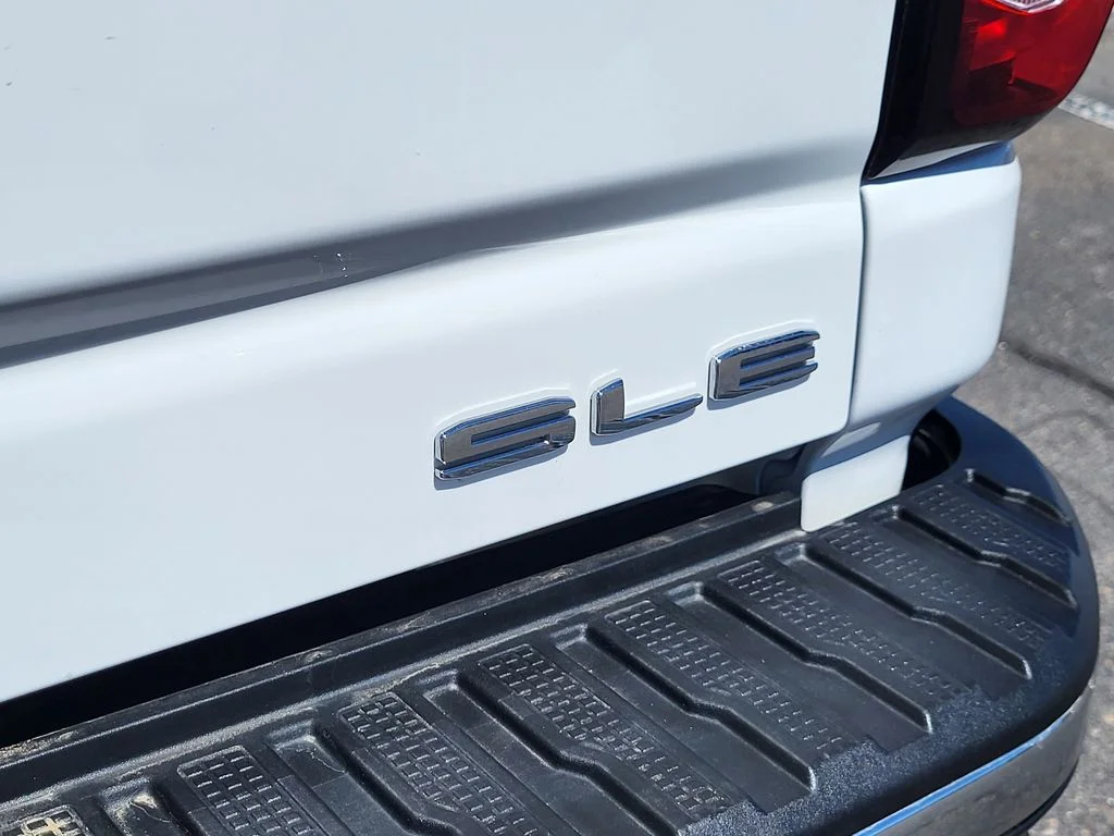 Used 2024 Summit White GMC SLE image 9